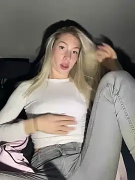 Snapshot of LuisaBecker chatting on 13, 1, 2025 LuisaBecker online show from 13, 1, 2025