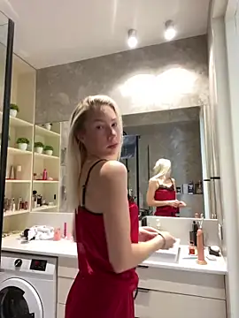 Snapshot of LuisaBecker chatting on 14, 1, 2025 LuisaBecker online show from 14, 1, 2025