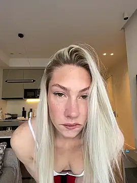 Snapshot of LuisaBecker chatting on 20, 1, 2025 LuisaBecker online show from 20, 1, 2025