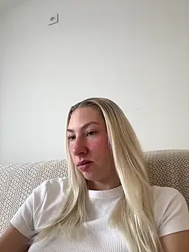 Snapshot of LuisaBecker chatting on 27, 1, 2025 LuisaBecker online show from 27, 1, 2025