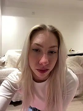 Snapshot of LuisaBecker chatting on 10, 2, 2025 LuisaBecker online show from 10, 2, 2025