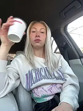 Snapshot of LuisaBecker chatting on 12, 2, 2025 LuisaBecker online show from 12, 2, 2025