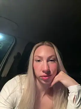 Snapshot of LuisaBecker chatting on 16, 2, 2025 LuisaBecker online show from 16, 2, 2025