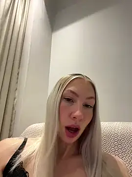 Snapshot of LuisaBecker chatting on 10, 3, 2025 LuisaBecker online show from 10, 3, 2025