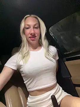 Snapshot of LuisaBecker chatting on 14, 3, 2025 LuisaBecker online show from 14, 3, 2025