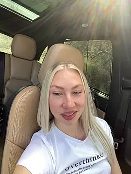 Snapshot of LuisaBecker chatting on 17, 3, 2025 LuisaBecker online show from 17, 3, 2025