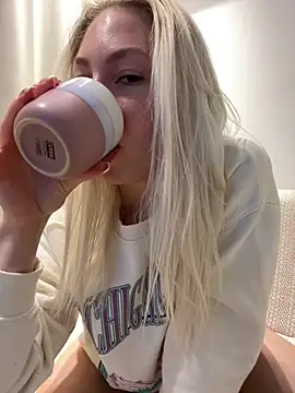 Snapshot of LuisaBecker chatting on 18, 3, 2025 LuisaBecker online show from 18, 3, 2025