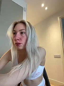 Snapshot of LuisaBecker chatting on 22, 3, 2025 LuisaBecker online show from 22, 3, 2025