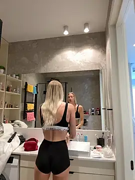 Snapshot of LuisaBecker chatting on 9, 9, 2025 LuisaBecker online show from 9, 9, 2025