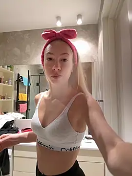 Snapshot of LuisaBecker chatting on 10, 9, 2025 LuisaBecker online show from 10, 9, 2025