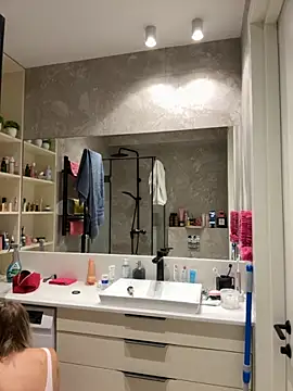 Snapshot of LuisaBecker chatting on 12, 9, 2025 LuisaBecker online show from 12, 9, 2025