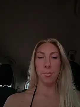 Snapshot of LuisaBecker chatting on 15, 9, 2025 LuisaBecker online show from 15, 9, 2025