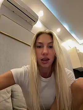 Snapshot of LuisaBecker chatting on 2, 10, 2025 LuisaBecker online show from 2, 10, 2025