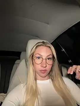 Snapshot of LuisaBecker chatting on 16, 10, 2025 LuisaBecker online show from 16, 10, 2025