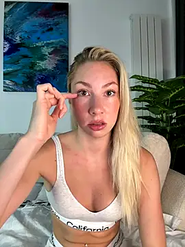 Snapshot of LuisaBecker chatting on 23, 10, 2025 LuisaBecker online show from 23, 10, 2025