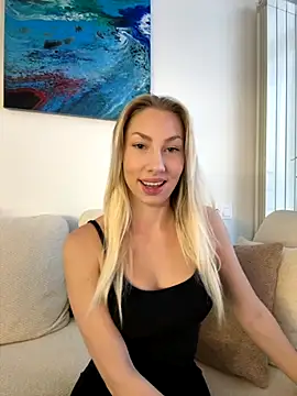 Snapshot of LuisaBecker chatting on 5, 12, 2025 LuisaBecker online show from 5, 12, 2025