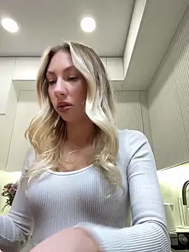 Snapshot of LuisaBecker chatting on 15, 12, 2025 LuisaBecker online show from 15, 12, 2025