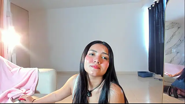 Emi latingirl online show from 16, 3, 2026