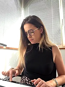 Snapshot of lucie_mehott chatting on 27, 4, 2026 lucie mehott online show from 27, 4, 2026