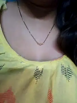 Snapshot of sexyindi_couple chatting on 5, 3, 2025 sexyindi couple online show from 5, 3, 2025