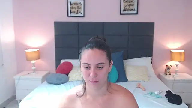 Snapshot of MadisonJenner chatting on 3, 2, 2025 MadisonJenner online show from 3, 2, 2025