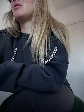 HotXMom online show from 15, 1, 2025