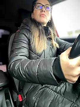 HotXMom online show from 19, 11, 2025