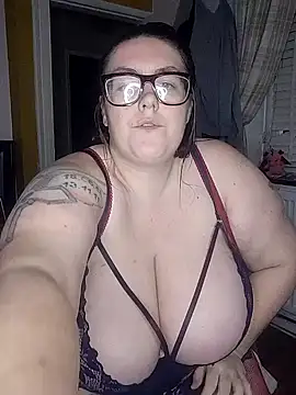 Snapshot of CummingStars98 chatting on 8, 11, 2025 CummingStars98 online show from 8, 11, 2025