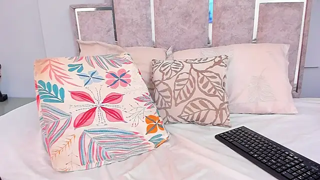 GabyyJones online show from 5, 2, 2025