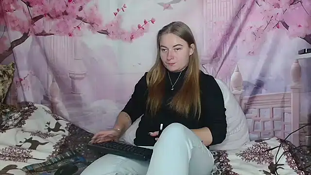 Snapshot of ElenaMaeer chatting on 4, 10, 2025 ElenaMaeer online show from 4, 10, 2025