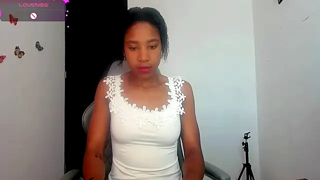 Snapshot of Nala_j8 chatting on 18, 11, 2025 Nala j8 online show from 18, 11, 2025