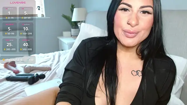 Snapshot of Layla_UK chatting on 15, 10, 2025 Layla UK online show from 15, 10, 2025