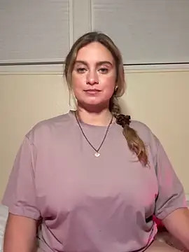 Snapshot of Sophie_Raegan chatting on 5, 5, 2026 Sophie Raegan online show from 5, 5, 2026