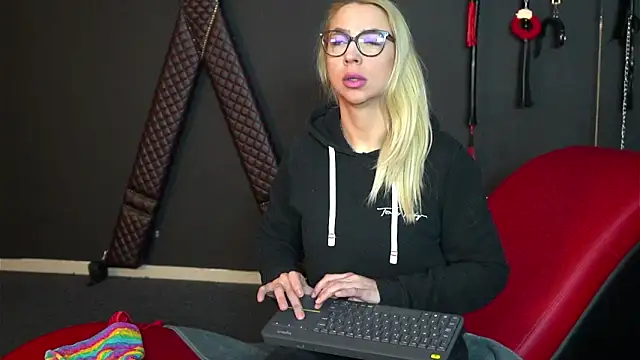 CelineConner online show from 7, 2, 2025