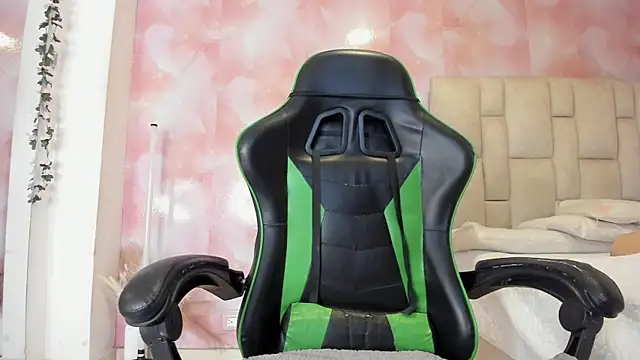 emily lean  online show from 26, 11, 2025