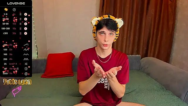 Snapshot of Aaron_Boom chatting on 4, 12, 2025 Aaron Boom online show from 4, 12, 2025