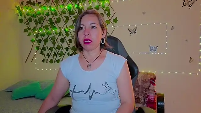 Snapshot of Lady_breaks_hearts chatting on 15, 10, 2025 Lady breaks hearts online show from 15, 10, 2025