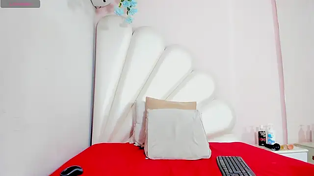 Lorena Hawkins online show from 3, 2, 2025