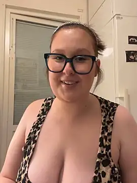 Misssmilf online show from 5, 11, 2025