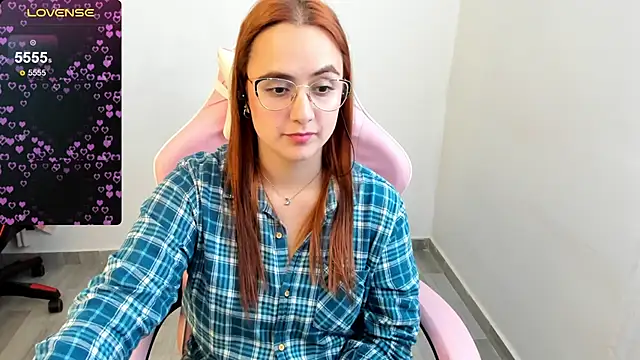 Snapshot of maryluna95 chatting on 5, 1, 2025 maryluna95 online show from 5, 1, 2025