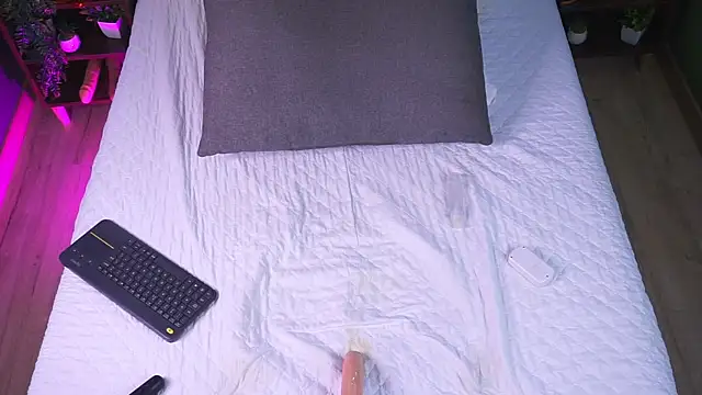 Snapshot of RaquelLust chatting on 8, 3, 2025 RaquelLust online show from 8, 3, 2025