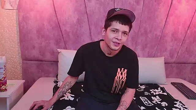 Snapshot of kendalltaylorr chatting on 28, 10, 2025 kendalltaylorr online show from 28, 10, 2025