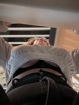 Teya moon  online show from 22, 1, 2025