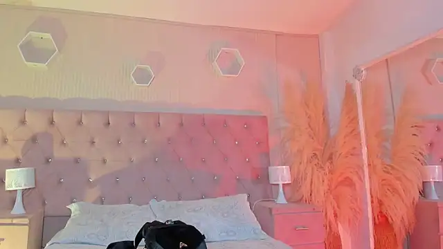 Agathaargent  online show from 21, 12, 2025