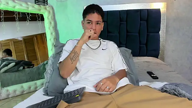 Snapshot of Levy_Steve chatting on 22, 11, 2025 Levy Steve online show from 22, 11, 2025