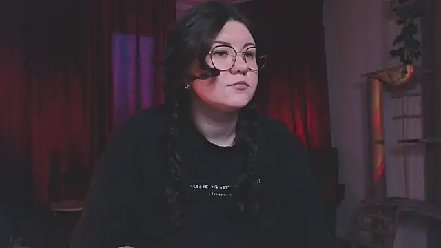 Snapshot of Laura_Karamazov chatting on 8, 3, 2025 Laura Karamazov online show from 8, 3, 2025