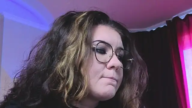 Snapshot of Laura_Karamazov chatting on 8, 10, 2025 Laura Karamazov online show from 8, 10, 2025