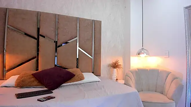 Martinaa Jones  online show from 1, 11, 2025