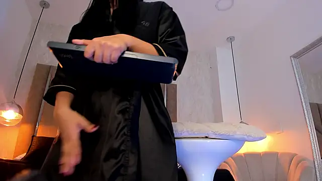 Martinaa Jones  online show from 3, 12, 2025