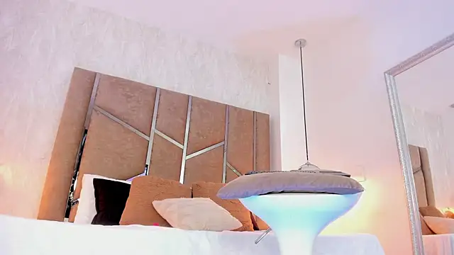 Martinaa Jones  online show from 29, 3, 2026